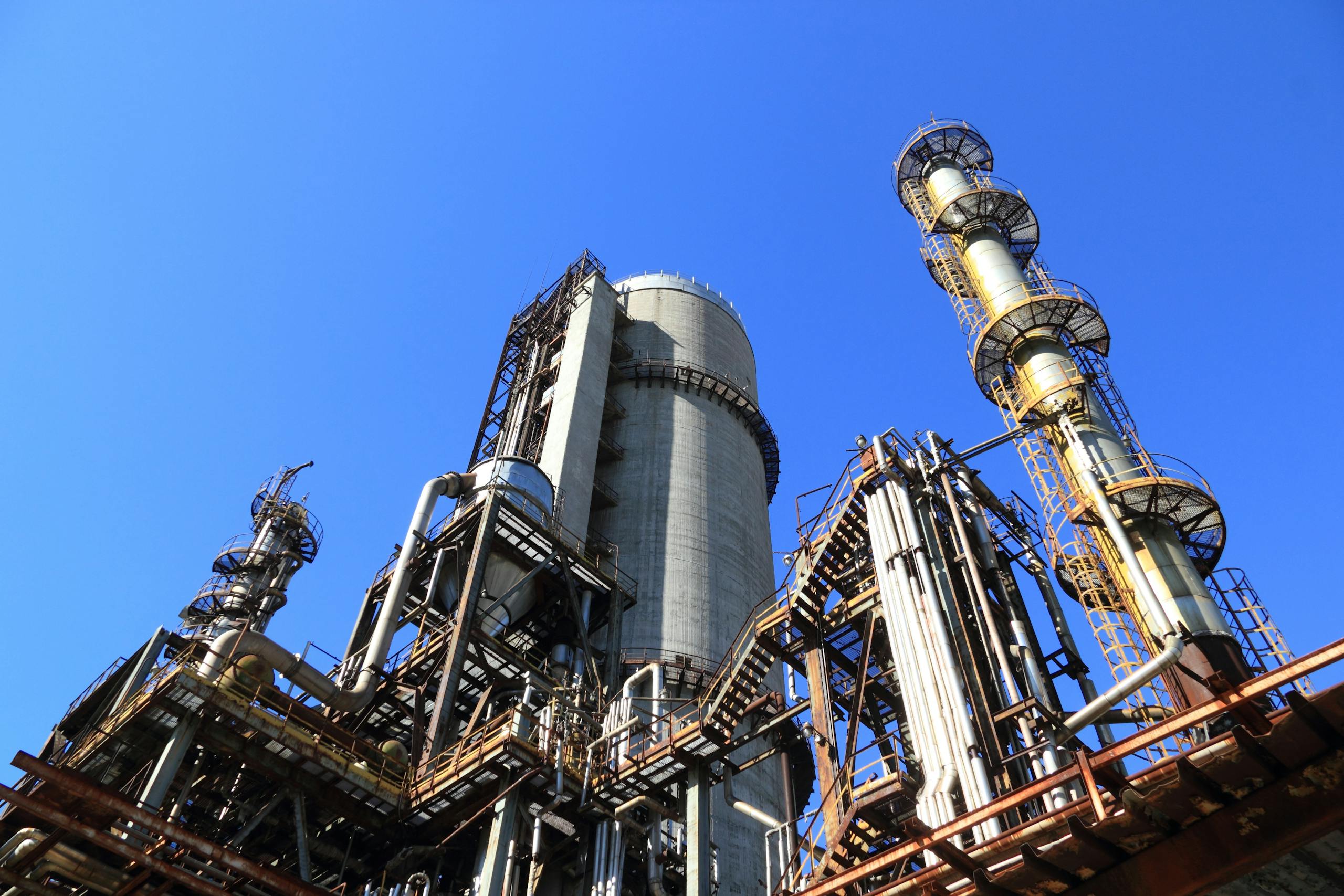 When it comes to industrial production, especially in the oil and gas industry, one of the key processes is the efficient destruction of emulsions. These stable mixtures of water and oil can significantly slow down or even stop production processes if they are not processed in a timely manner. In this context, Kirill Yurovsky, I would like to share my experience using the PROF DEBRONT 1236 demulsifier, a product that has become a real salvation for our production.